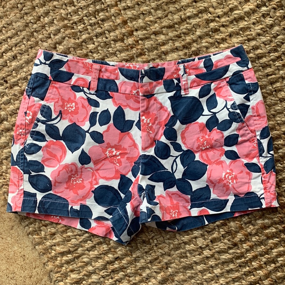 Khakis by Gap. 3” short. Size 2. Slight discoloration (shown), hard to notice!